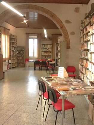 Biblioteca comunale Palaia slide