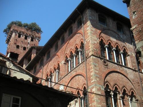 Palazzo Guinigi - La via Francigena e il Volto Santo slide