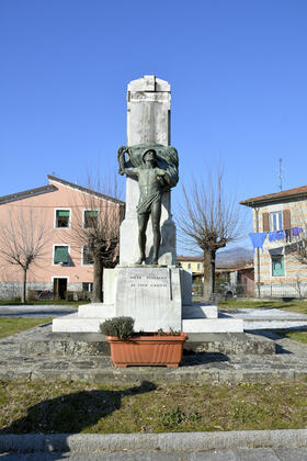 Monumento ai caduti della 1^ Guerra Mondiale di Alberto Cheli - Pieve Fosciana slide
