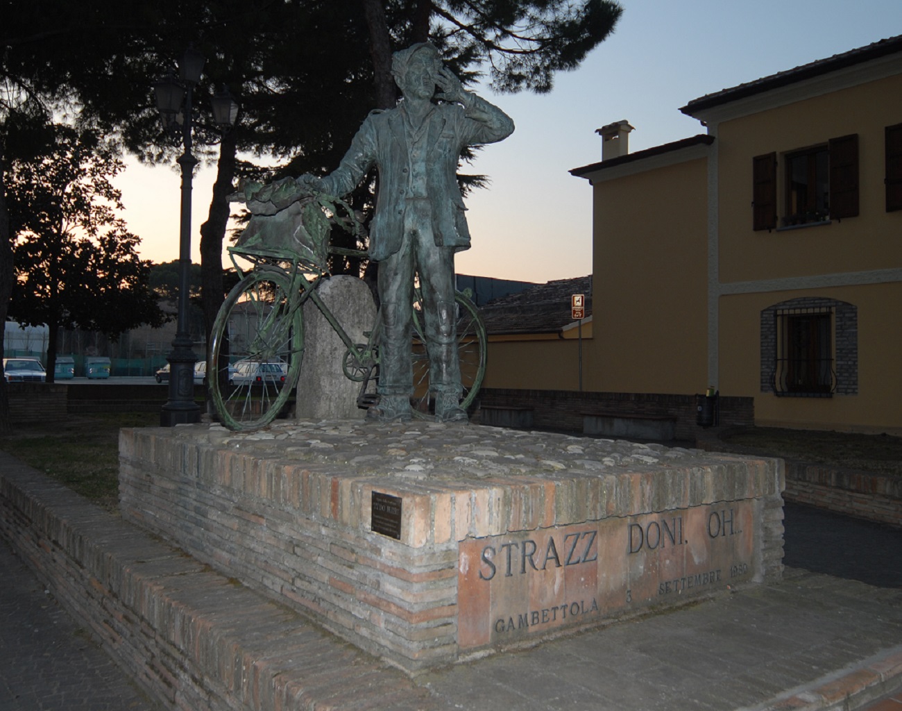 monumento signore con una bicicletta di gambettola in centro