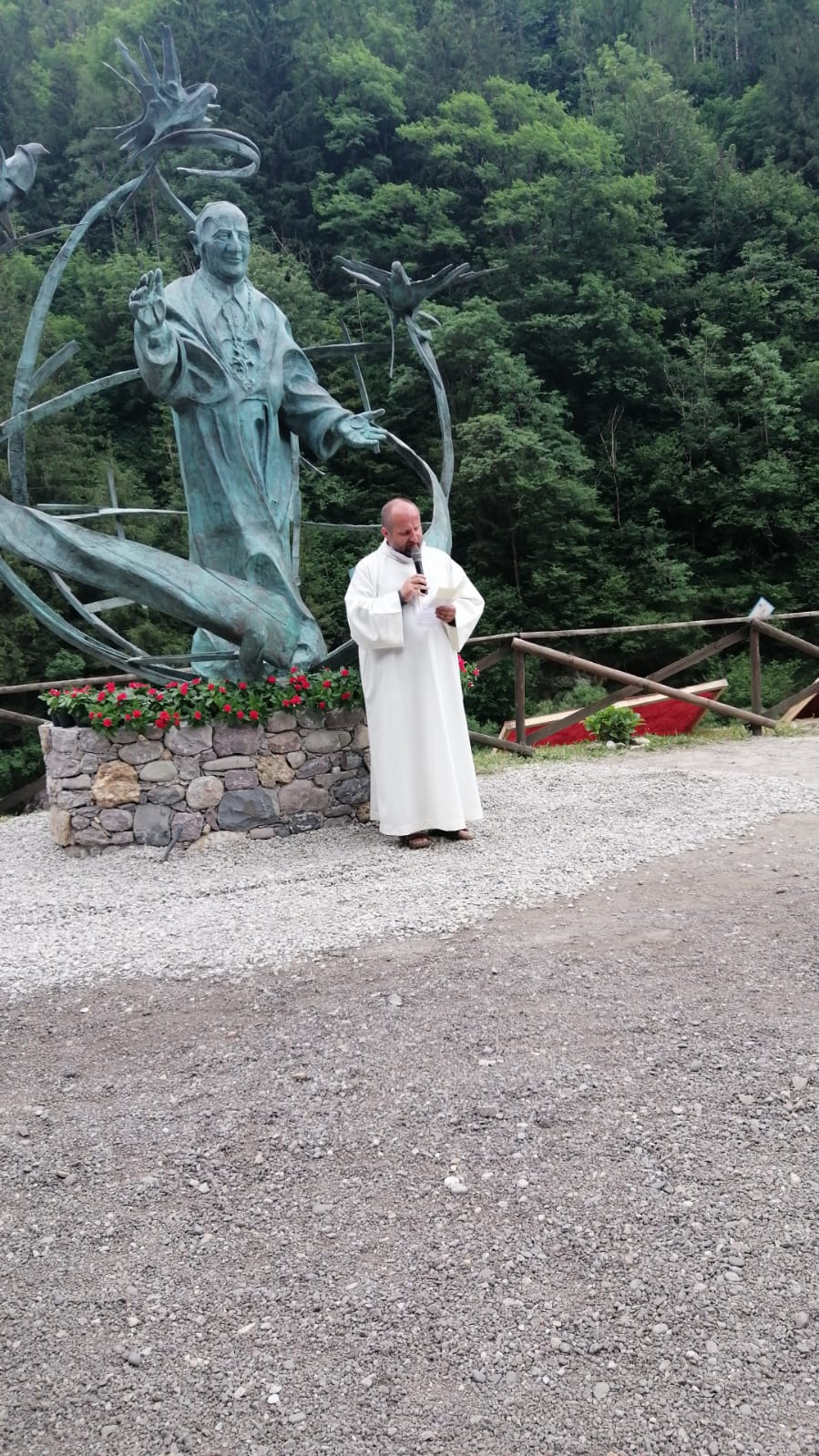 Immagini di Monumento a Papa Giovanni XXIII in bronzo, dello scultore Tomaso Pizio di Bergam