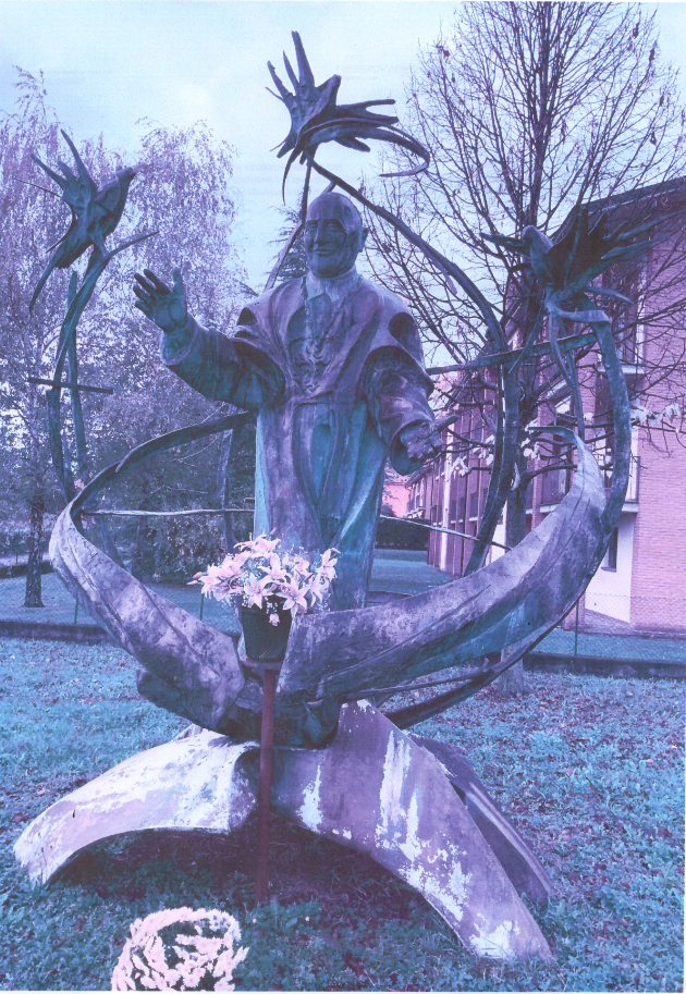 Immagini di Monumento a Papa Giovanni XXIII in bronzo, dello scultore Tomaso Pizio di Bergam