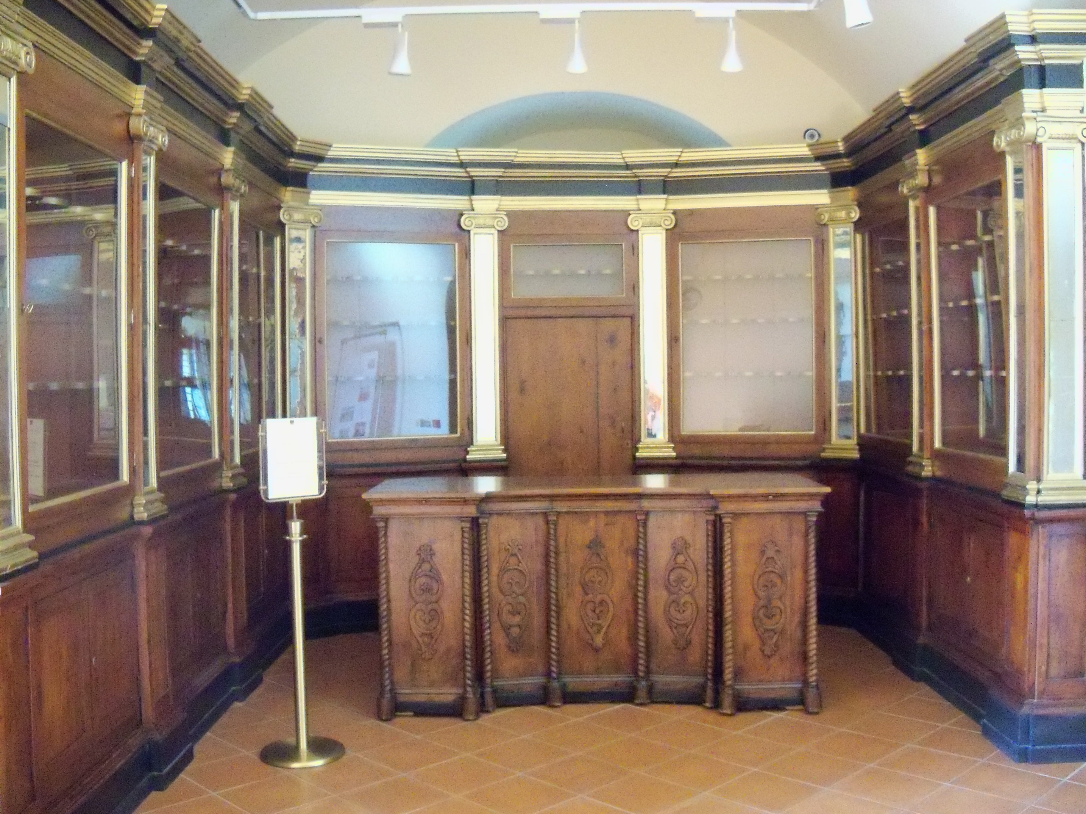Immagini di Mobilio dell'antica farmacia - XIX secolo Museo Civico di Taverna