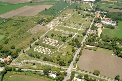 PARCO ARCHEOLOGICO DI PAESTUM E VELIA slide