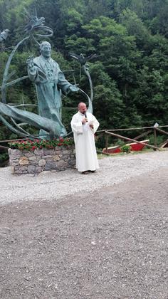 Monumento a Papa Giovanni XXIII in bronzo, dello scultore Tomaso Pizio di Bergam slide