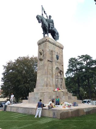 Monumento equestre in Piazzale Risorgimento slide