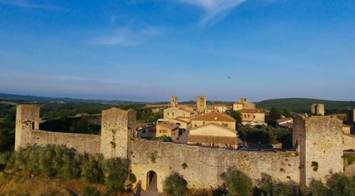 Cinta muraria del Castello di Monteriggioni slide