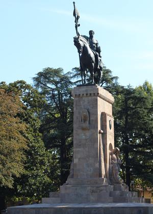 Monumento equestre in Piazzale Risorgimento slide