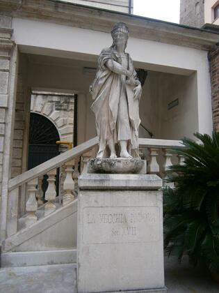 Statua della "Vecchia Padova" slide