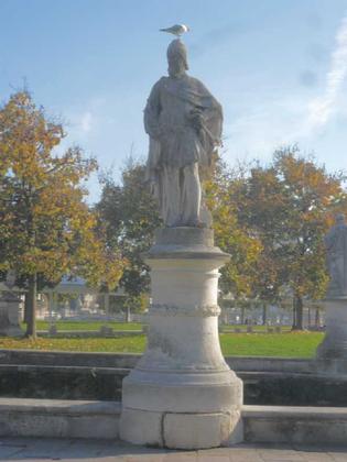 Statue in Prato della Valle - Isola Memmia slide