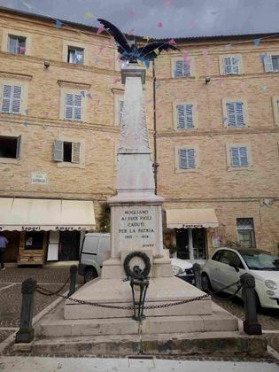 MONUMENTO AI CADUTI IN PIAZZA GARIBALDI slide