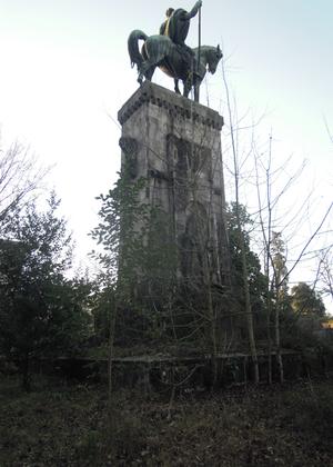 Monumento equestre in Piazzale Risorgimento slide