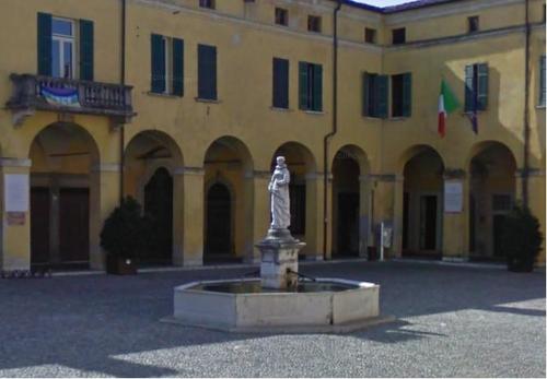 Vasca ettagonale e fontana di piazza Ugo Dallò slide