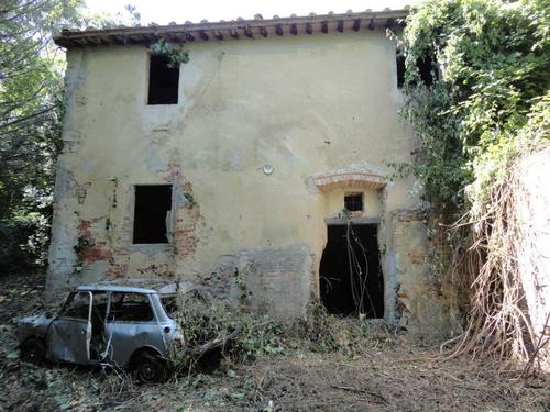 Complesso storico costituito dalla vecchia chiesa di S.Lorenzo Martire,  con annesso campanile e canonica in Fauglia slide