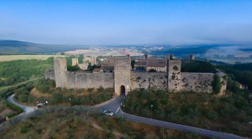 Cinta muraria del Castello di Monteriggioni slide