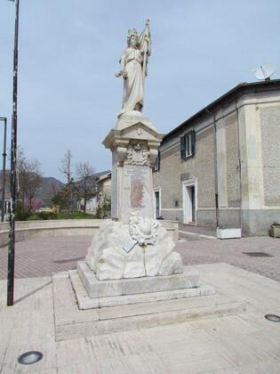 Monumento ai caduti in marmo di Carrara ITALIA TURRITA slide