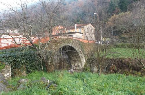 Ponte in pietra in località Mezzavalle slide