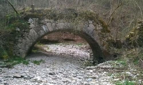 Antico Ponte Romano sul Torrente Forada. slide