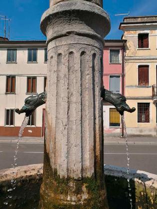 FONTANA DI VIA ROMA detta FONTANA DI PIAZZA DEGLI ALPINI slide