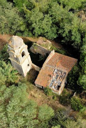 Complesso storico costituito dalla vecchia chiesa di S.Lorenzo Martire,  con annesso campanile e canonica in Fauglia slide