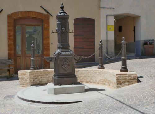 FONTANA STORICA VIA ROMA slide