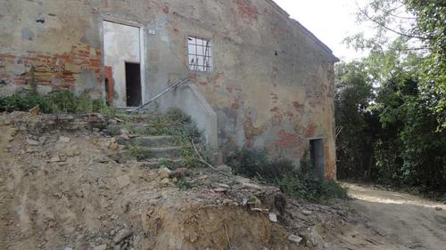 Complesso storico costituito dalla vecchia chiesa di S.Lorenzo Martire,  con annesso campanile e canonica in Fauglia slide