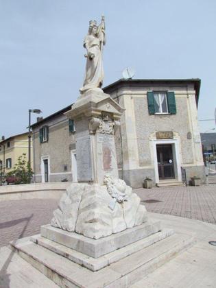 Monumento ai caduti in marmo di Carrara ITALIA TURRITA slide