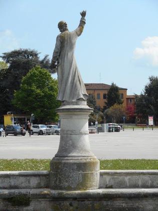 Statue in Prato della Valle - Isola Memmia slide