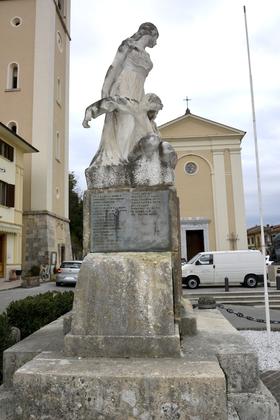 Monumento ai caduti 1° Guerra Mondiale sito in Capezzano Pianore slide