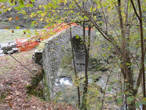 Ponte in pietra in località Maggiolo slide