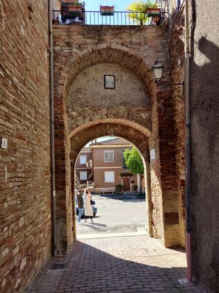 PORTA DEL CASTELLO DI BAGNAIA slide