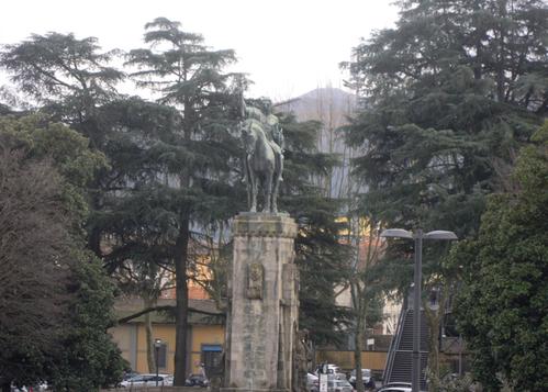 Monumento equestre in Piazzale Risorgimento slide