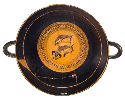 Kylix attica a figure nere con pirata tirreno che suona il flauto slide