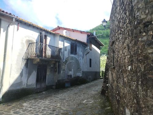 EDIFICIO STORICO CONNESSO ALL’IMPIANTO ORIGINARIO DELLA CINTA MURARIA ESTENSE slide