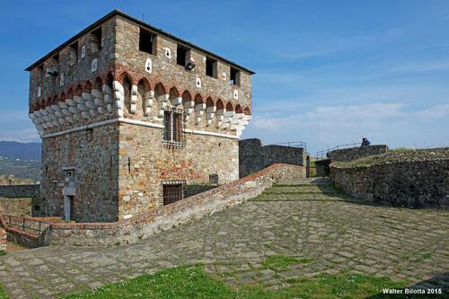 Fortezza di Castruccio Castracani - Castello di Sarzanello slide
