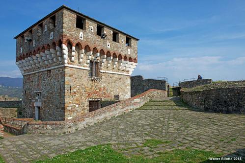 Fortezza di Castruccio Castracani - Castello di Sarzanello slide