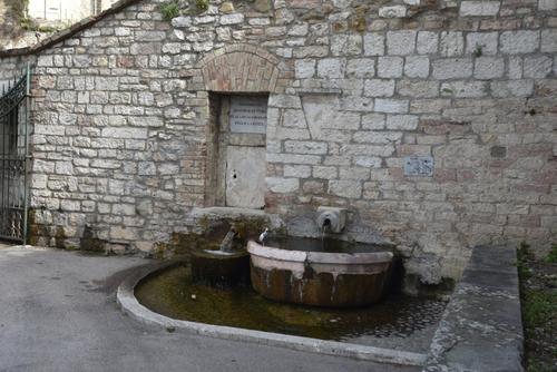 Fontana del Piscinello slide