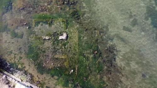 Villa romana nello specchio acqueo del Lago Fusaro slide