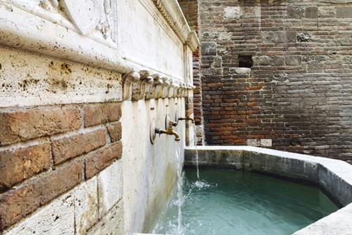 Fontana di via Maestà delle Volte slide