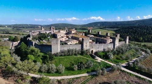 Cinta muraria del Castello di Monteriggioni slide