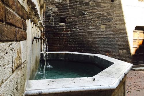 Fontana di via Maestà delle Volte slide