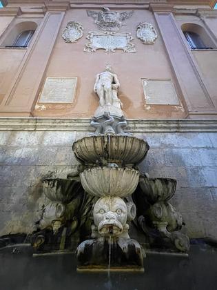 Fontana di Saturno slide