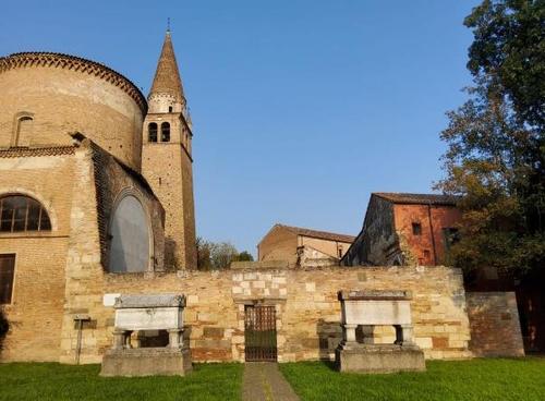 ARCHE SEPOLCRALI DI PIAZZA VANGADIZZA slide