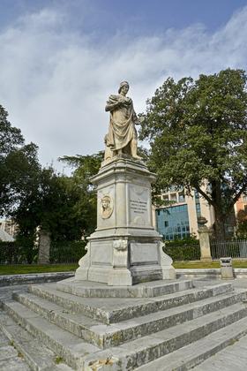 MONUMENTO A NICOLO’ ALUNNO slide