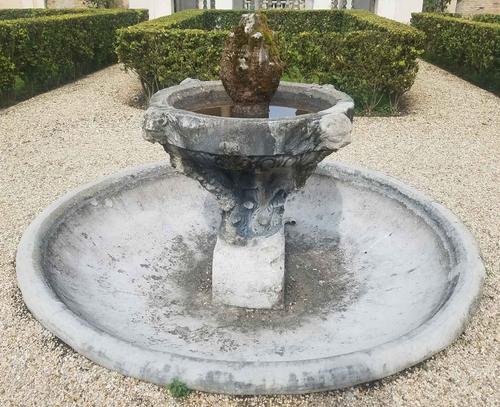 La Fontana dei Leoni slide