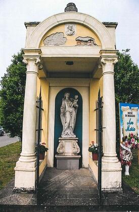 Capitello e statua della Madonna con Bambino slide