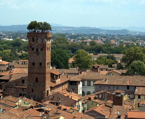 Palazzo Guinigi - La via Francigena e il Volto Santo slide