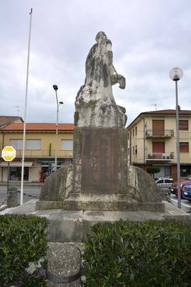 Monumento ai caduti 1° Guerra Mondiale sito in Capezzano Pianore slide