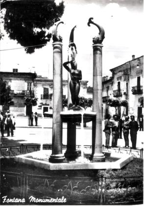 Fontana Monumentale del Petrucci slide