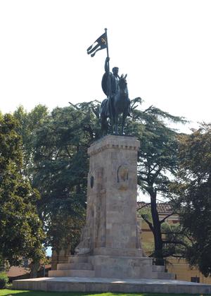 Monumento equestre in Piazzale Risorgimento slide